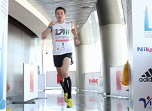 Germany's Thomas Dold crossing the finish line in Vietnam.  Photo: vikhoa